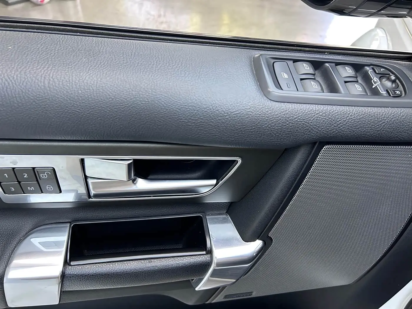 Land Rover Discovery 2017 — Photo 12/20
