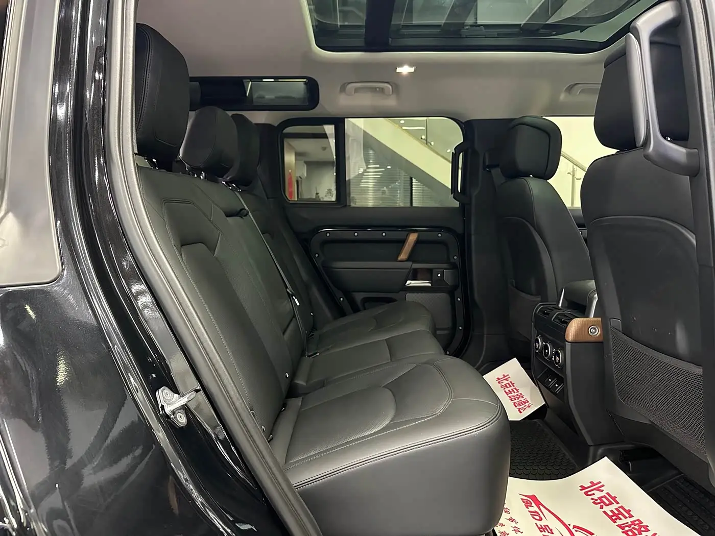 Land Rover Defender 2023 — Фото 14/16