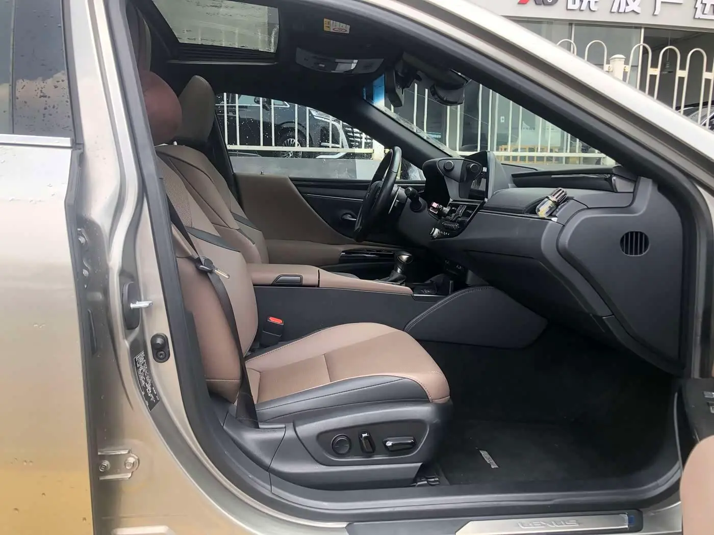 Lexus ES 2022 — ფოტო 11/19