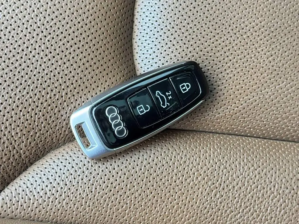 Audi Q7 2023 — ფოტო 19/20