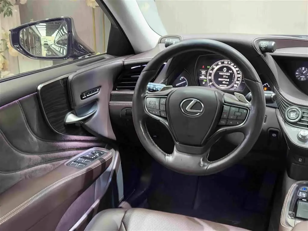 Lexus LS 2018 — Photo 19/20