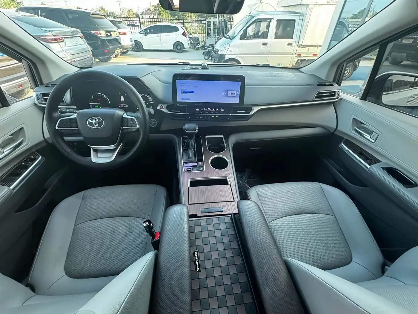 Toyota Sienna 2023 — Şəkil 4/7