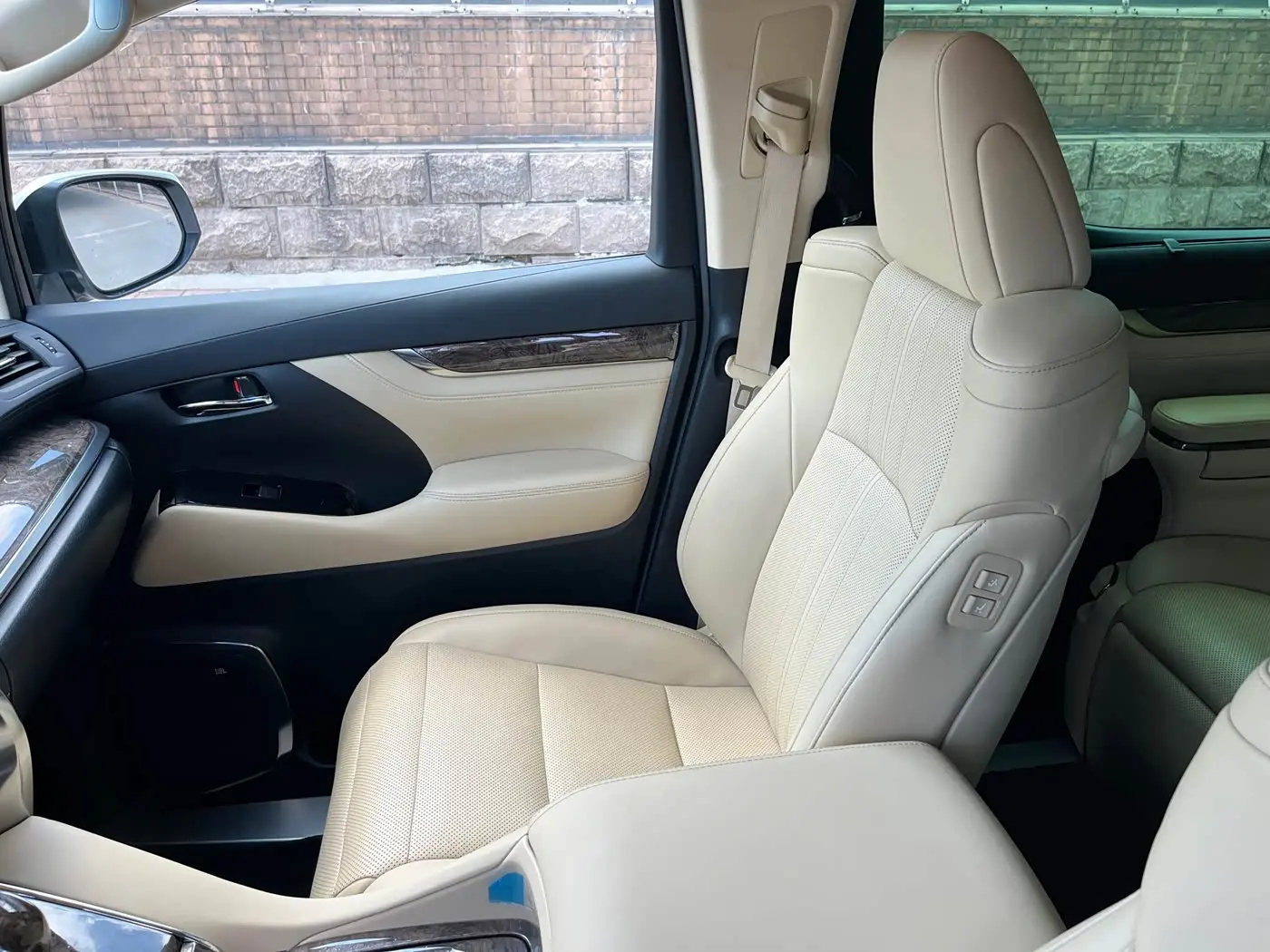 Toyota Vellfire 2023 — Photo 10/20