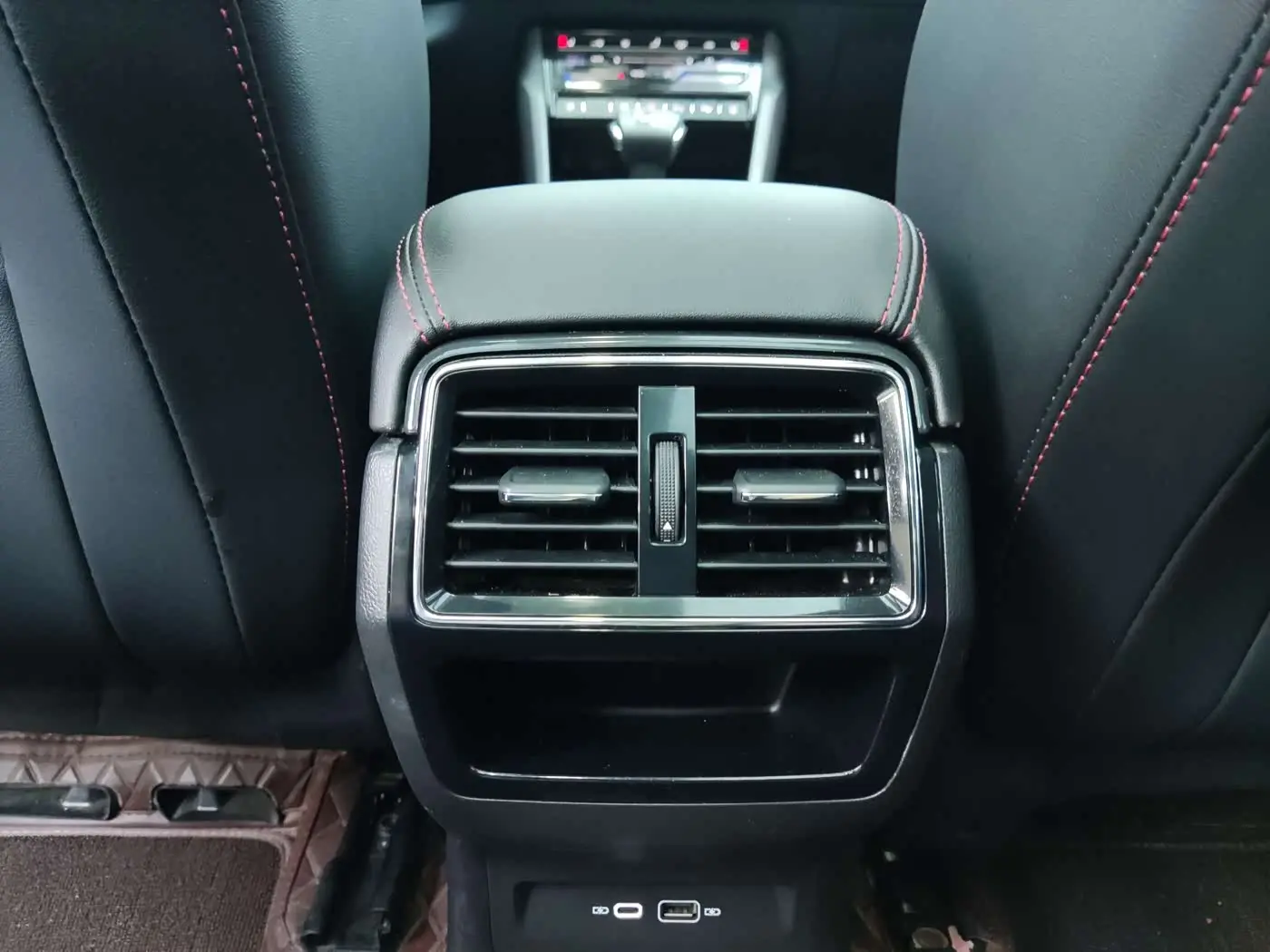 Škoda Karoq 2023 — Photo 12/19