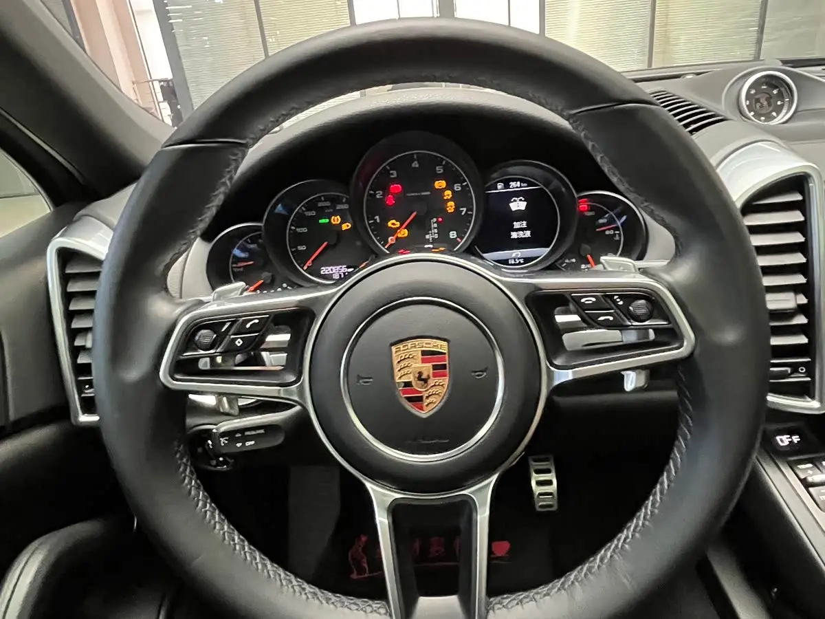 Porsche Cayenne 2017 — Фото 15/20