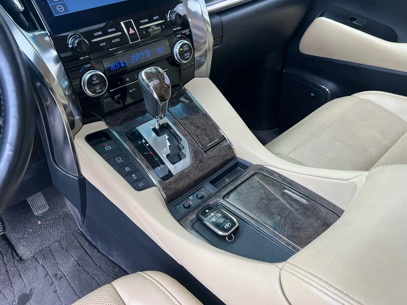 Toyota Vellfire 2023 — Photo 5/10