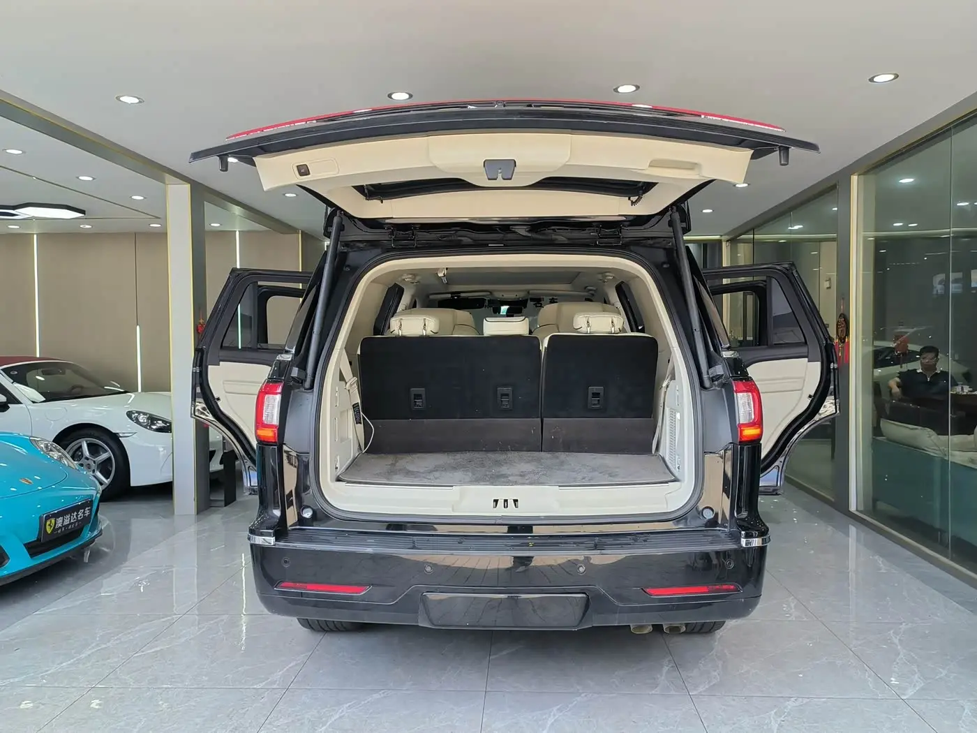 Lincoln Navigator 2019 — Photo 17/20