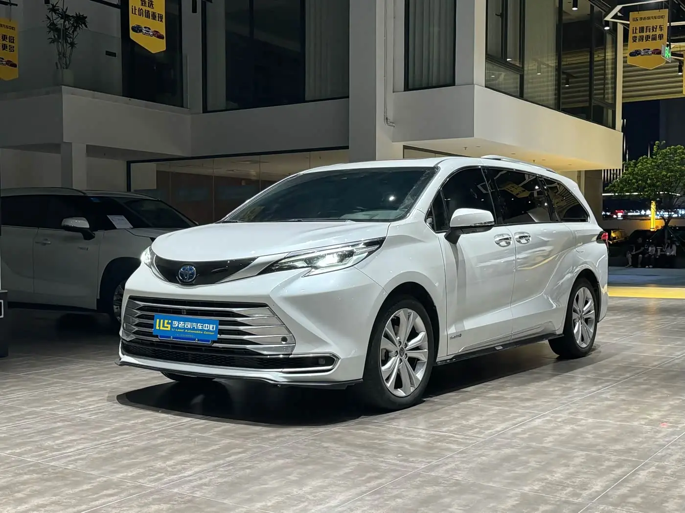 Toyota Sienna 2024 — Photo 1/9