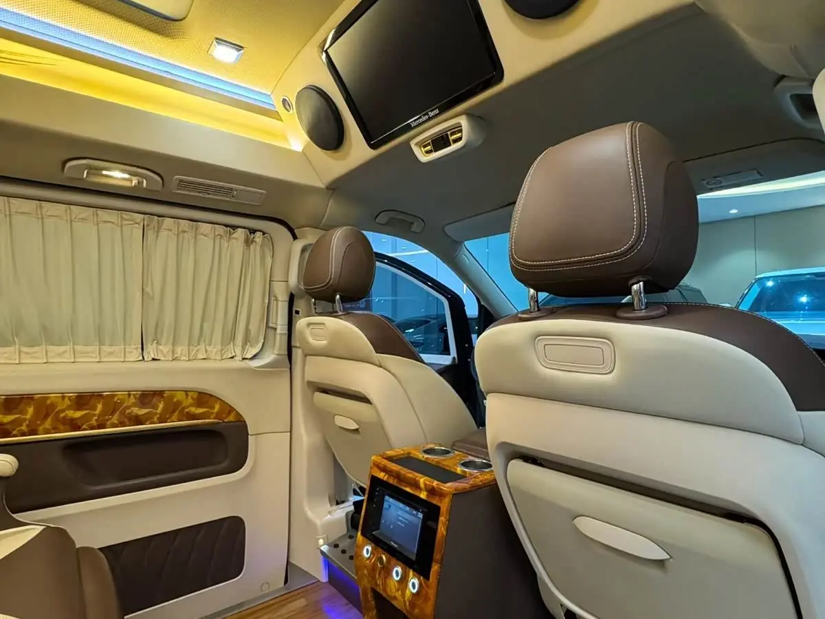 Mercedes-Benz V-Class 2018 — Photo 6/9