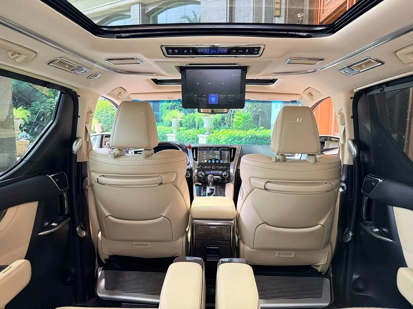 Toyota Alphard 2018 — Photo 20/20