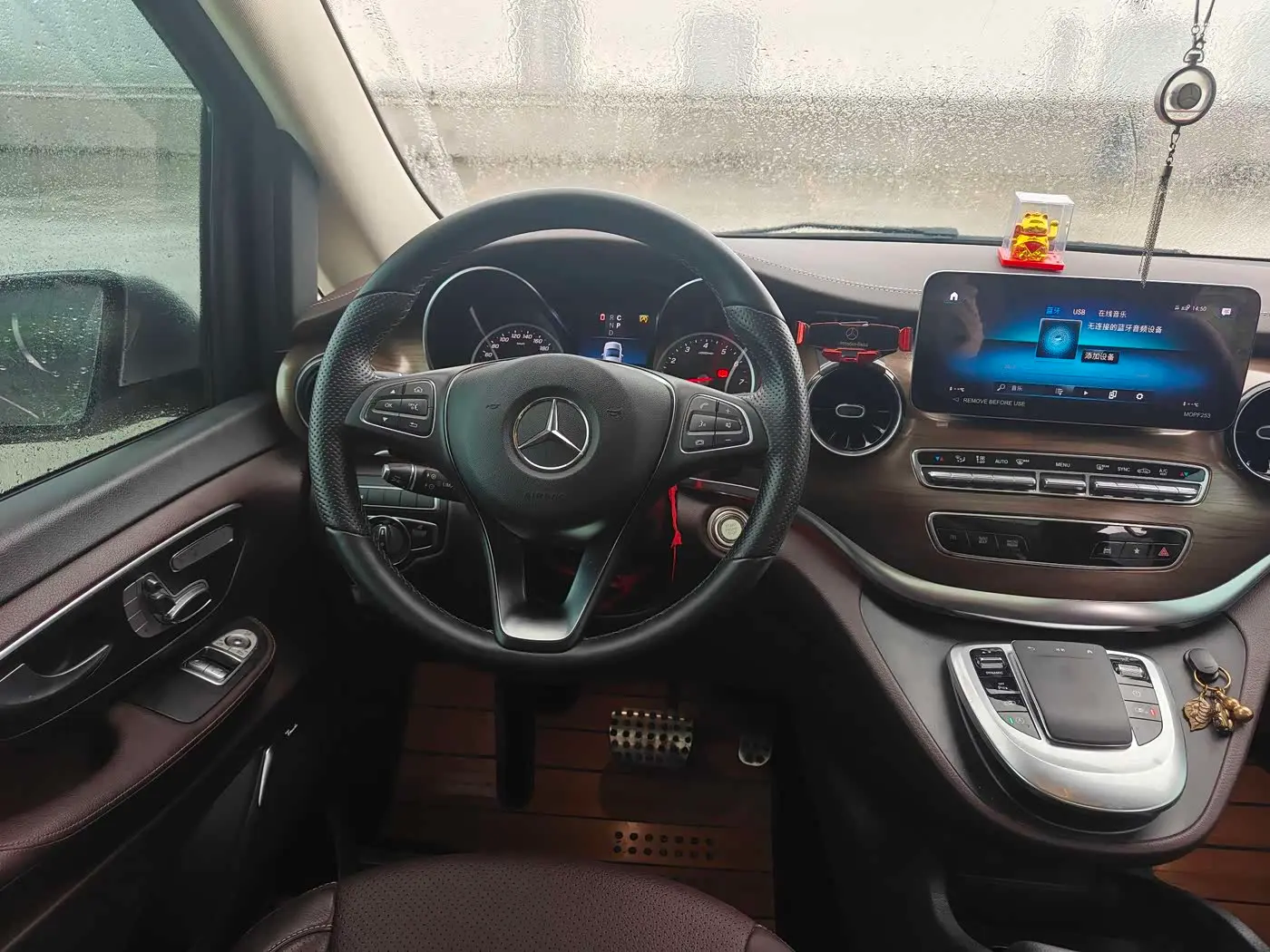Mercedes-Benz V-Class 2023 — Şəkil 18/20