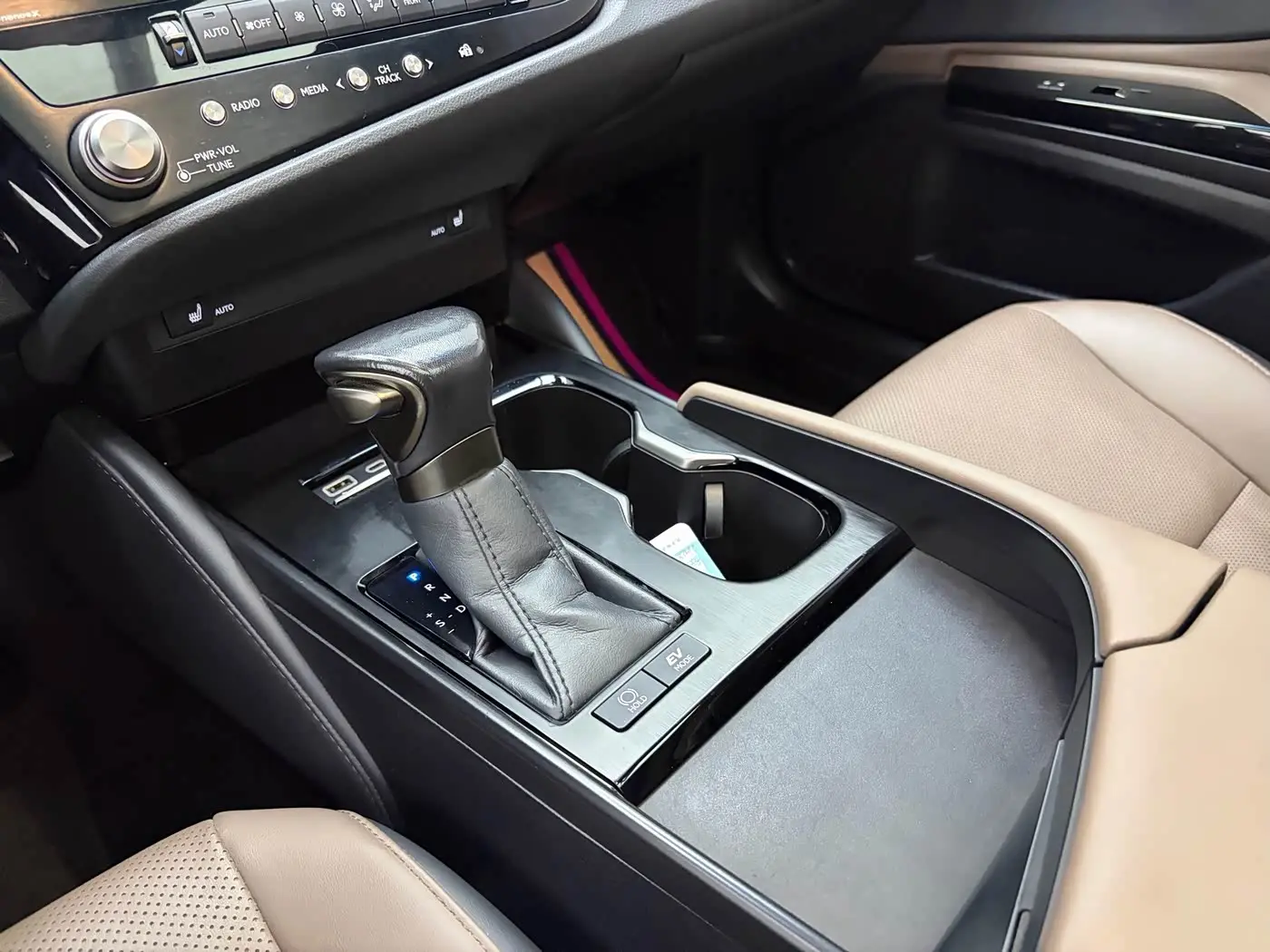Lexus ES 2023 — Photo 10/18