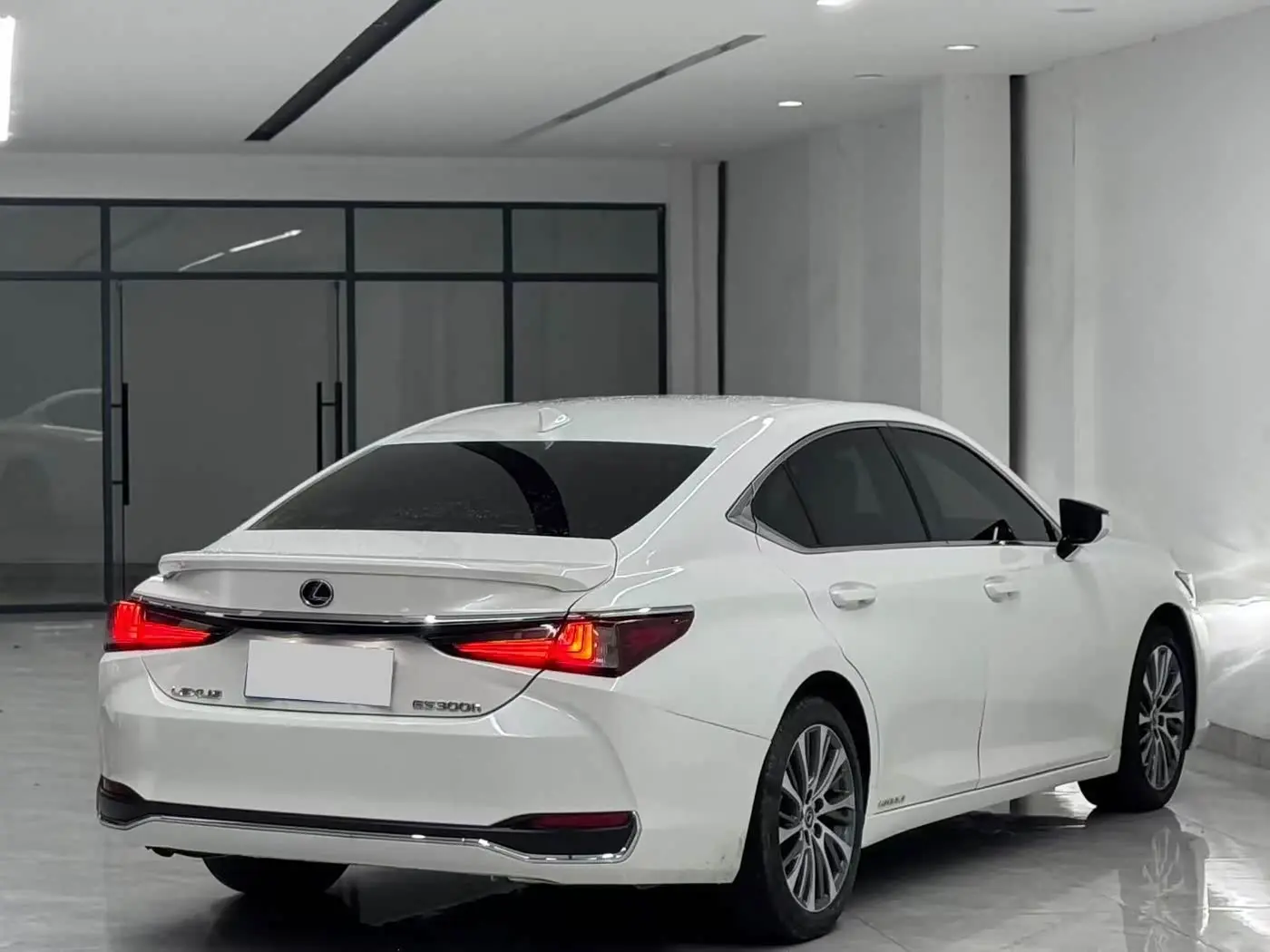 Lexus ES 2021 — Photo 7/9