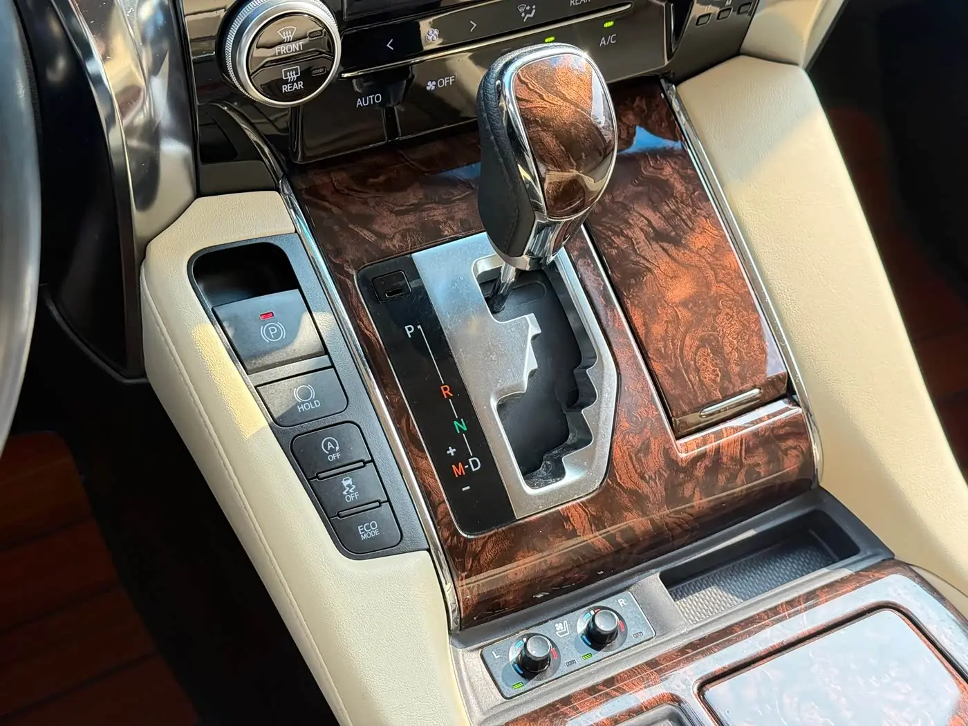 Toyota Alphard 2018 — Şəkil 14/20