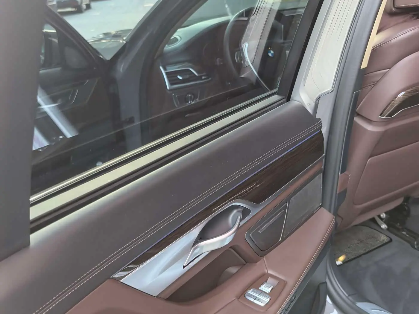 BMW 7 Series 2020 — Photo 18/20