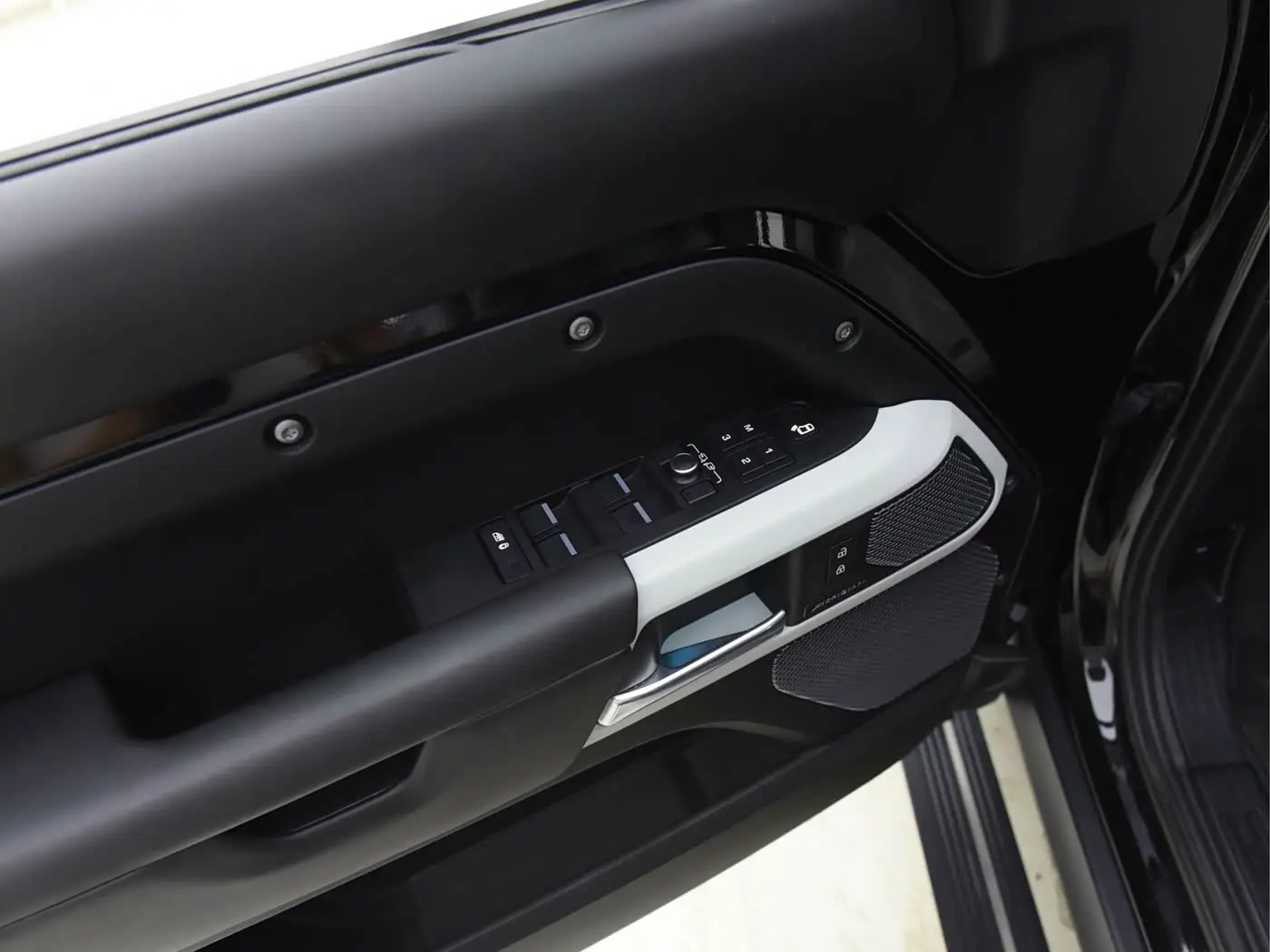 Land Rover Defender 2021 — Фото 8/16