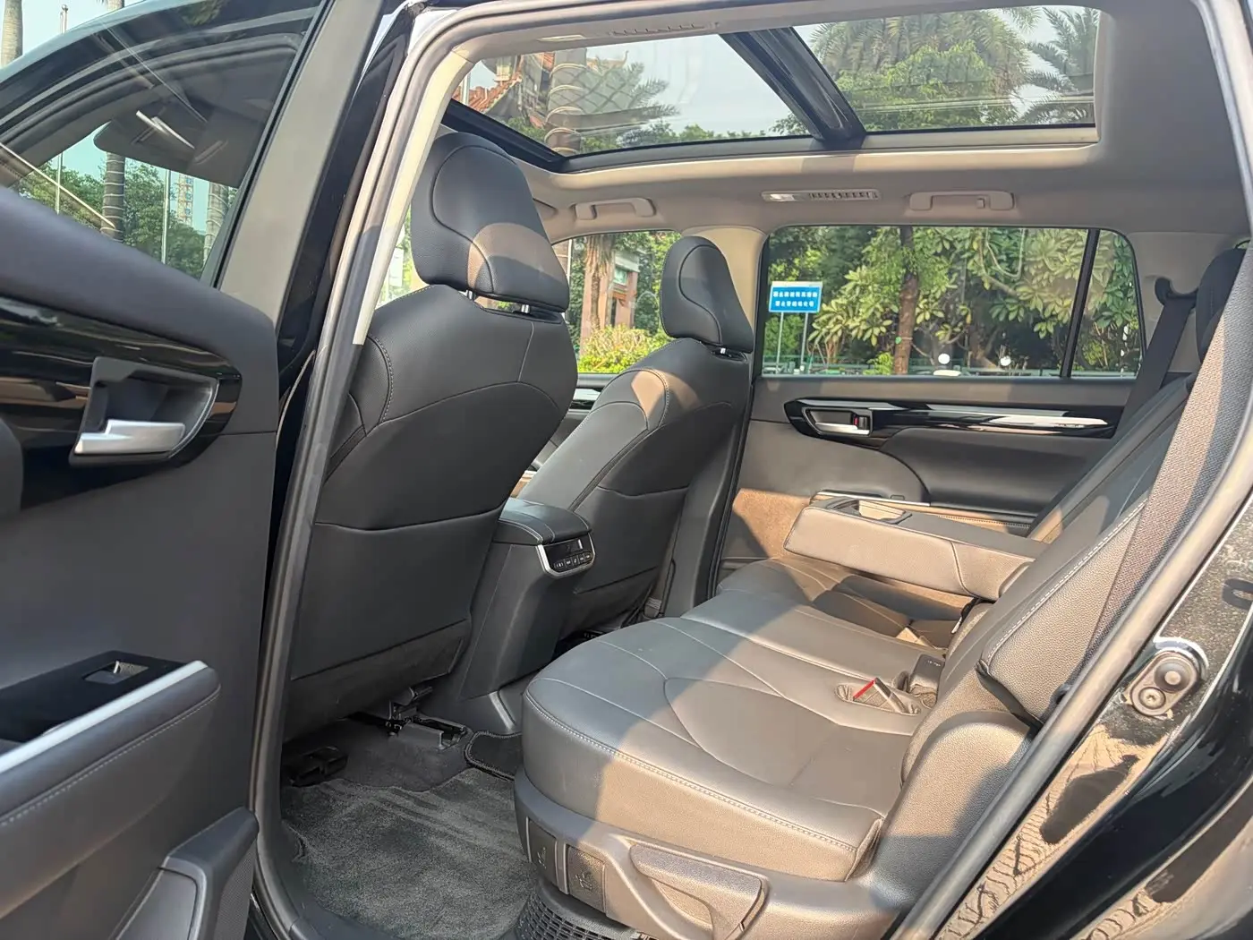 Toyota Highlander 2023 — Photo 17/20