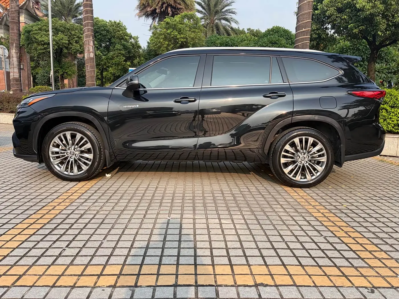 Toyota Highlander 2023 — Photo 20/20