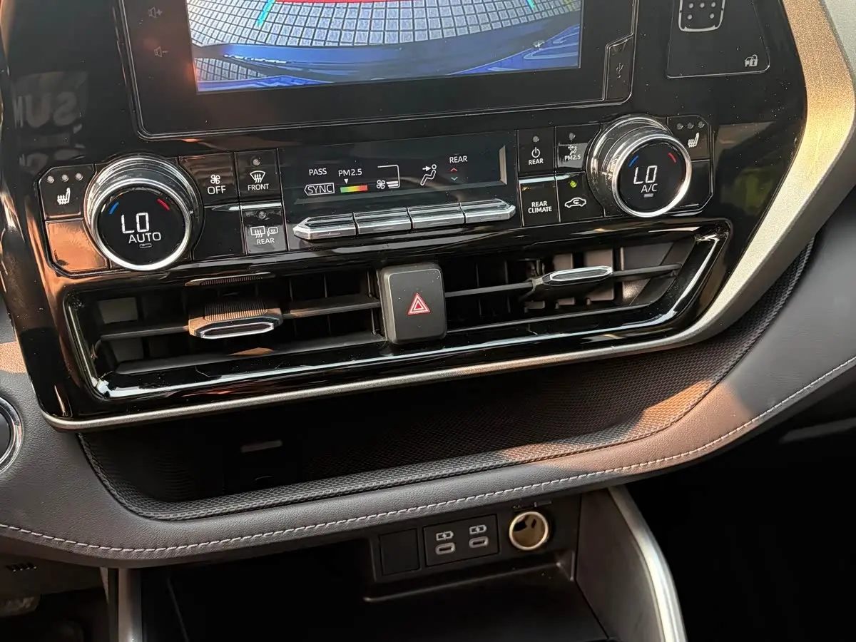 Toyota Highlander 2023 — Photo 13/20