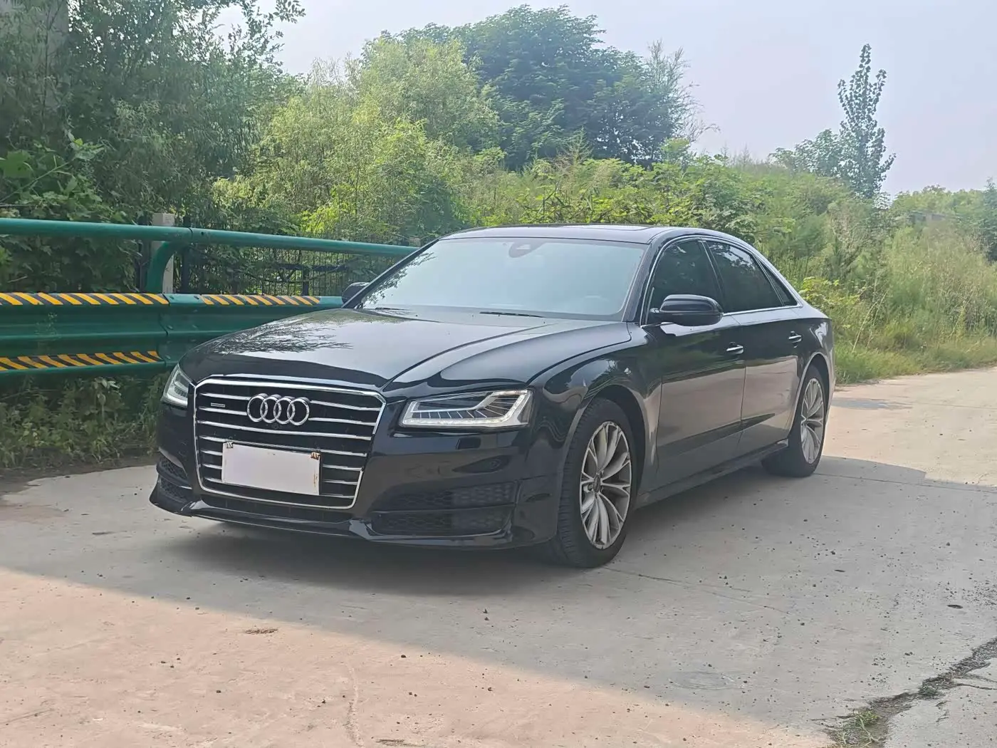 Audi A8 2017 — Photo 1/11
