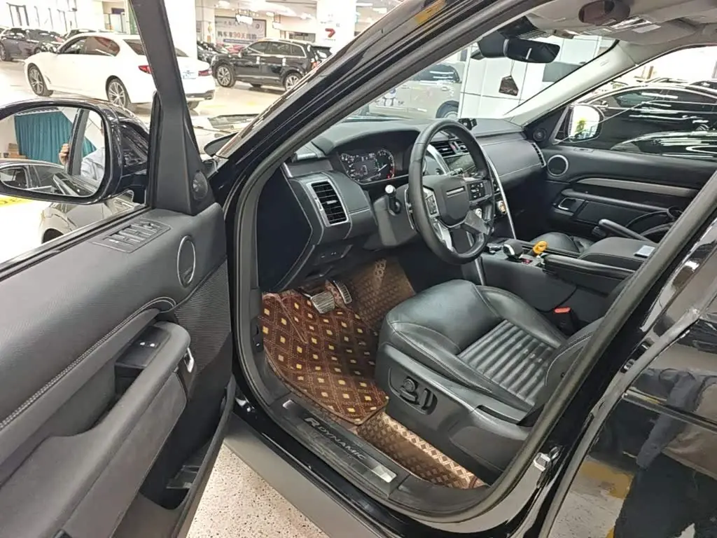 Land Rover Discovery 2023 — Photo 12/20