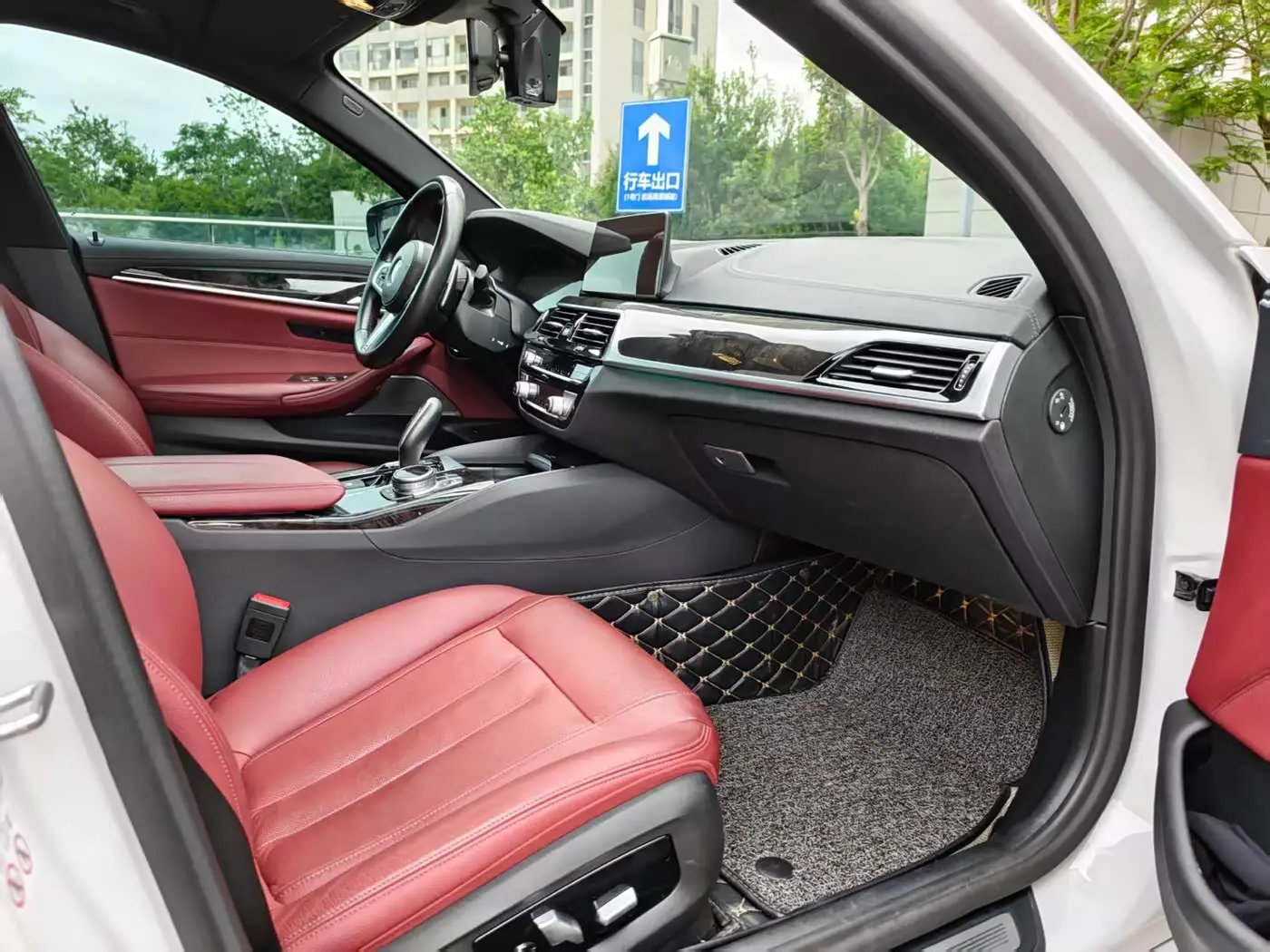BMW 5 Series 2020 — Photo 10/14