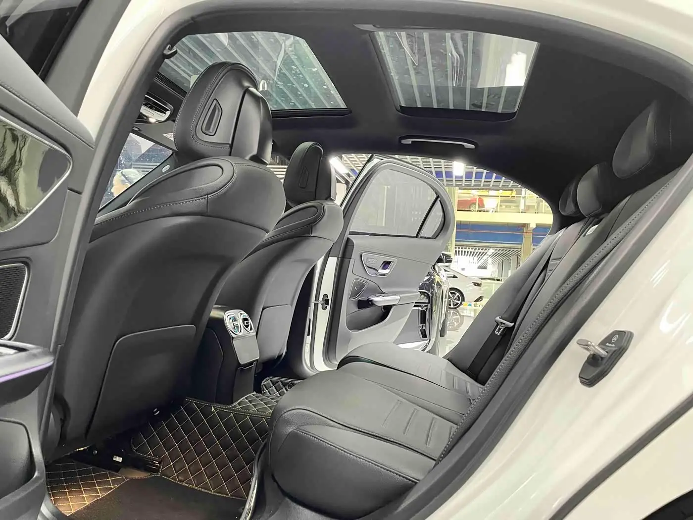 Mercedes-Benz C-Class 2024 — Фото 6/17