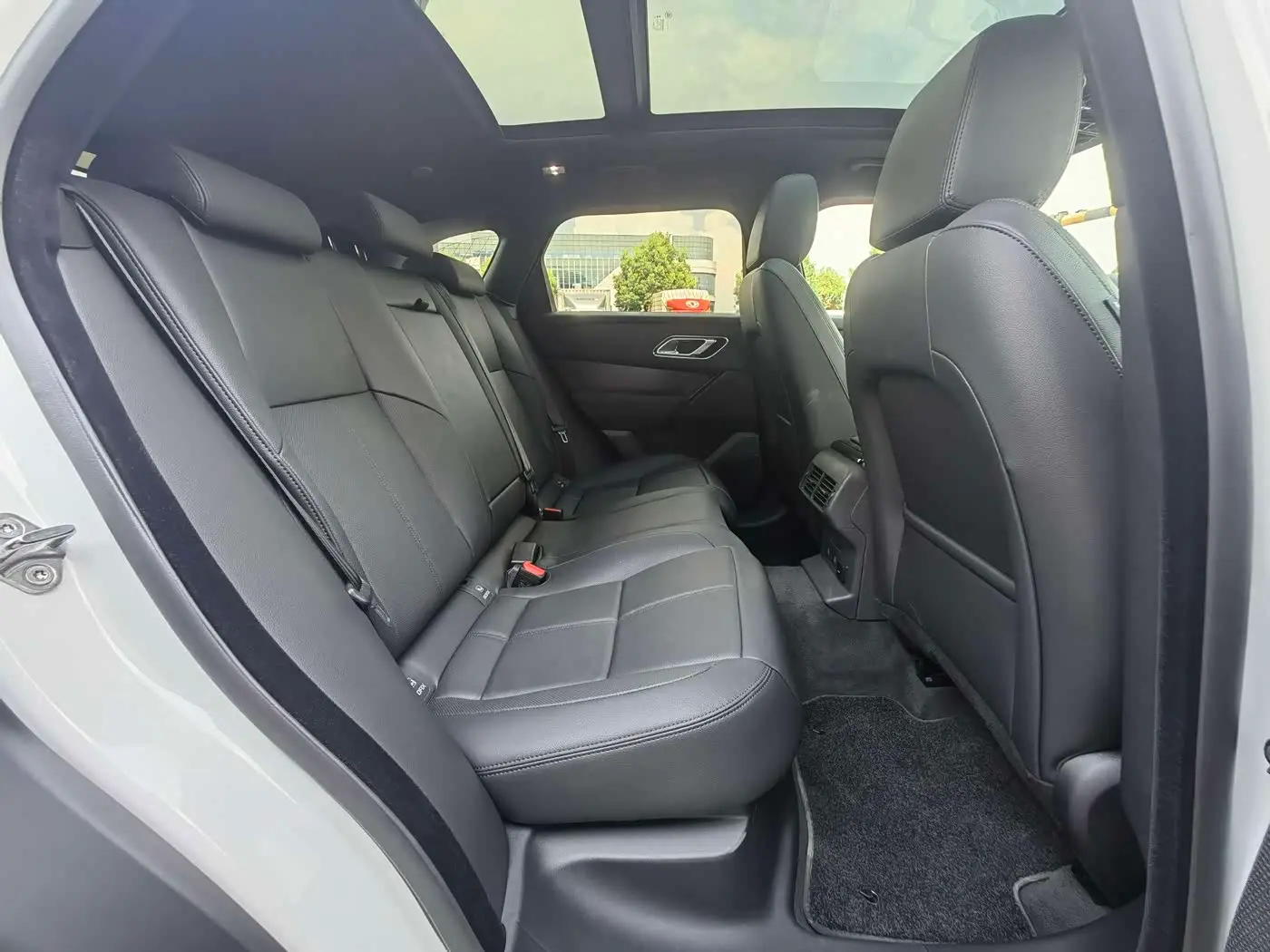Land Rover Range Rover Velar 2026 — Photo 9/13