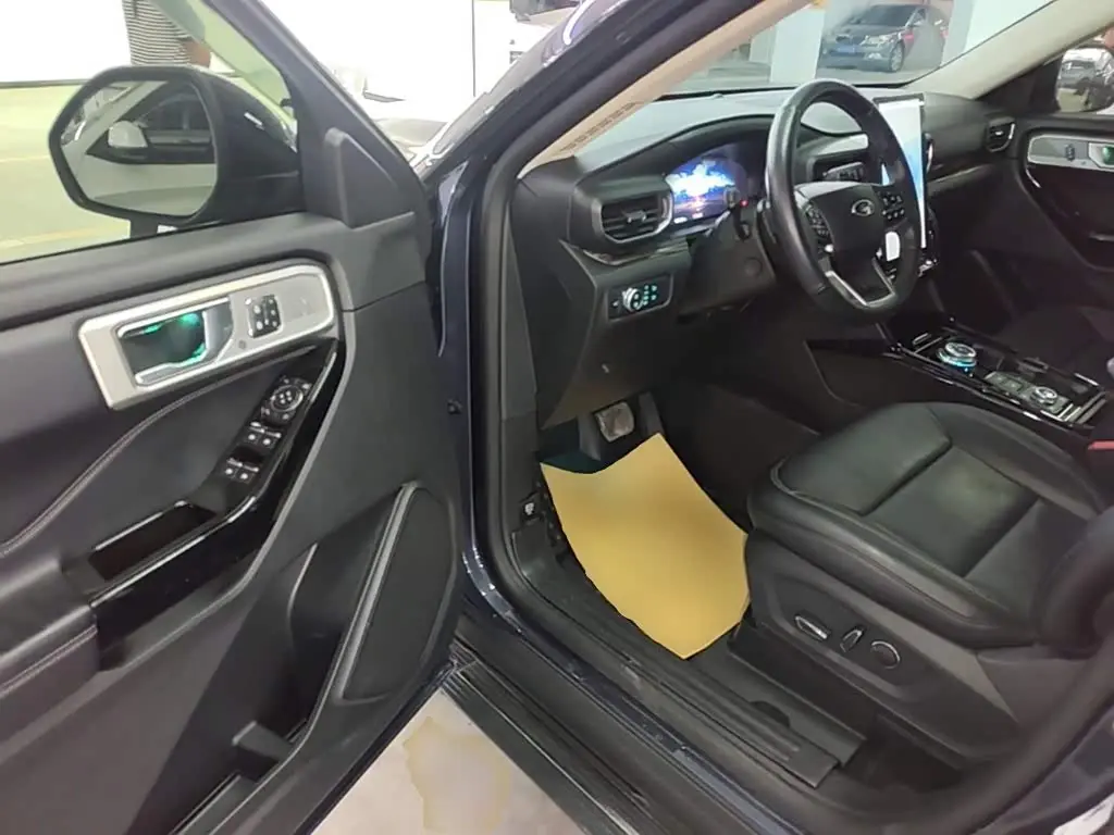 Ford Explorer 2022 — Photo 16/20
