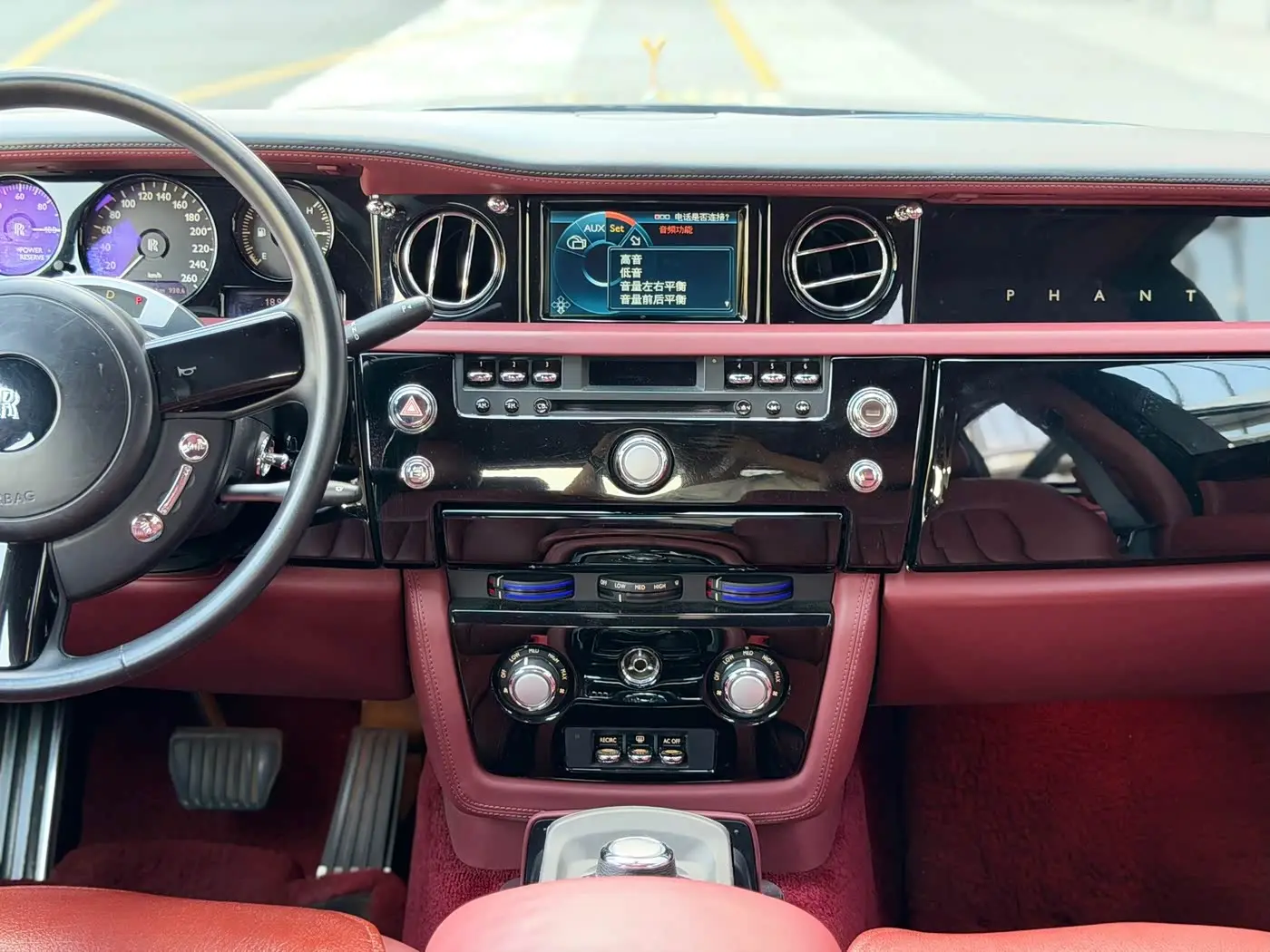 Rolls-Royce Phantom 2012 — Фото 12/20