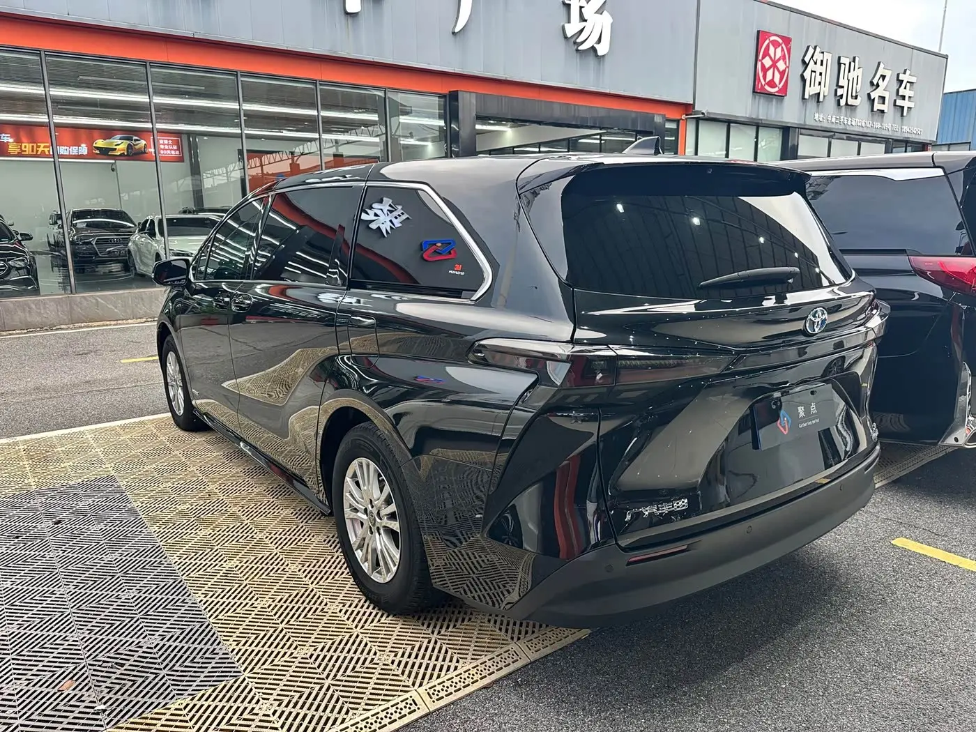 Toyota Sienna 2022 — Фото 7/9