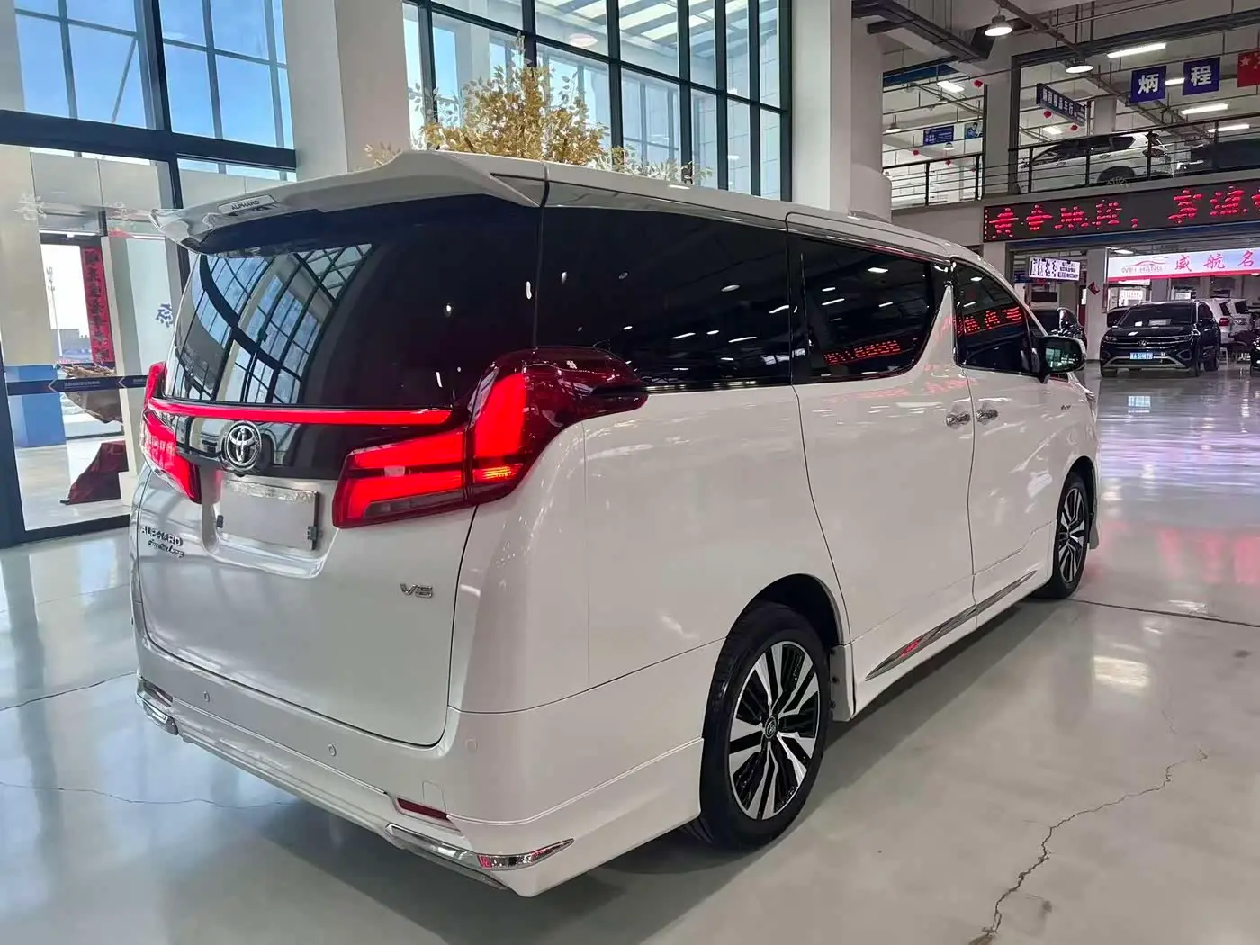 Toyota Alphard 2017 — Фото 7/9