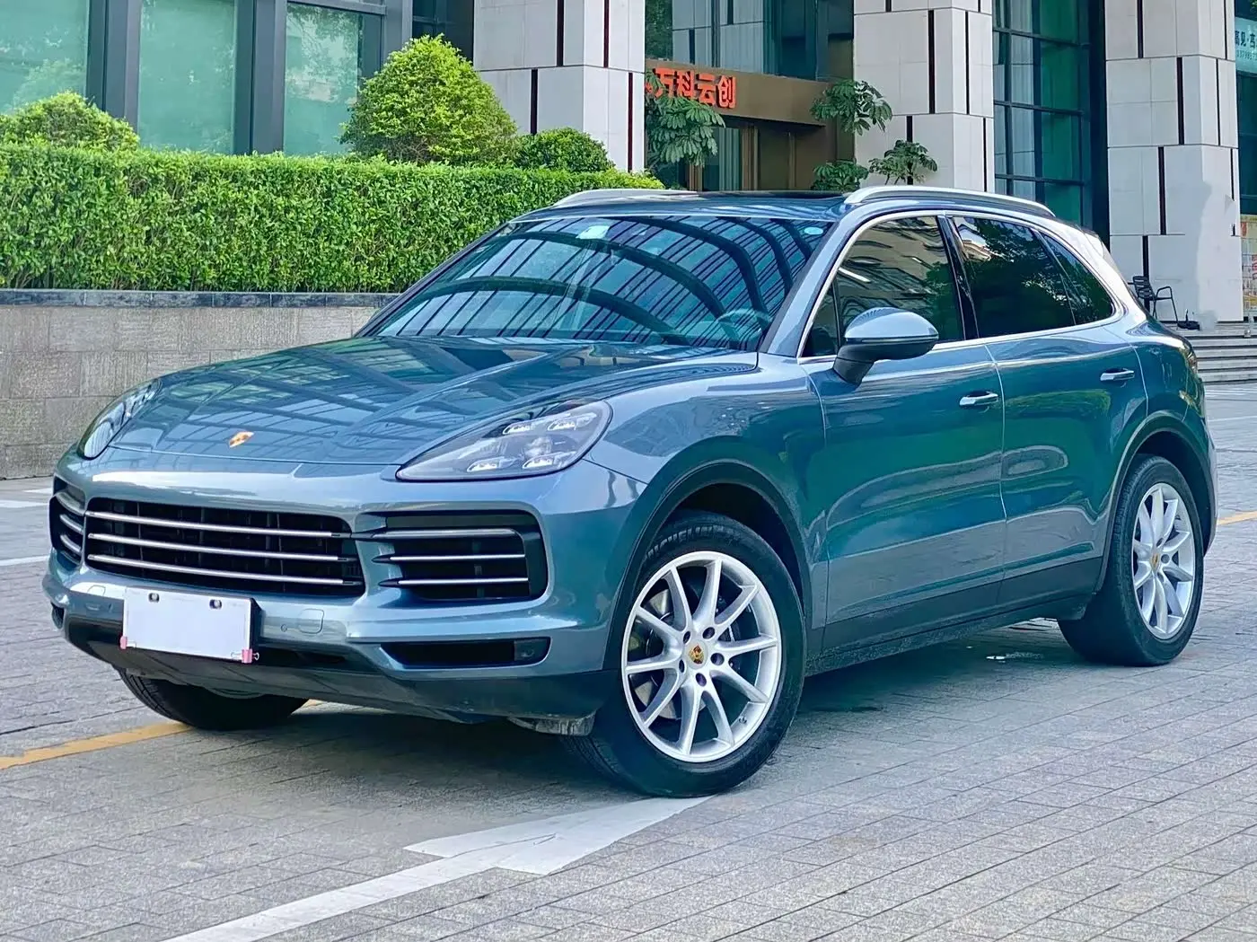 Porsche Cayenne 2018 — Фото 1/16