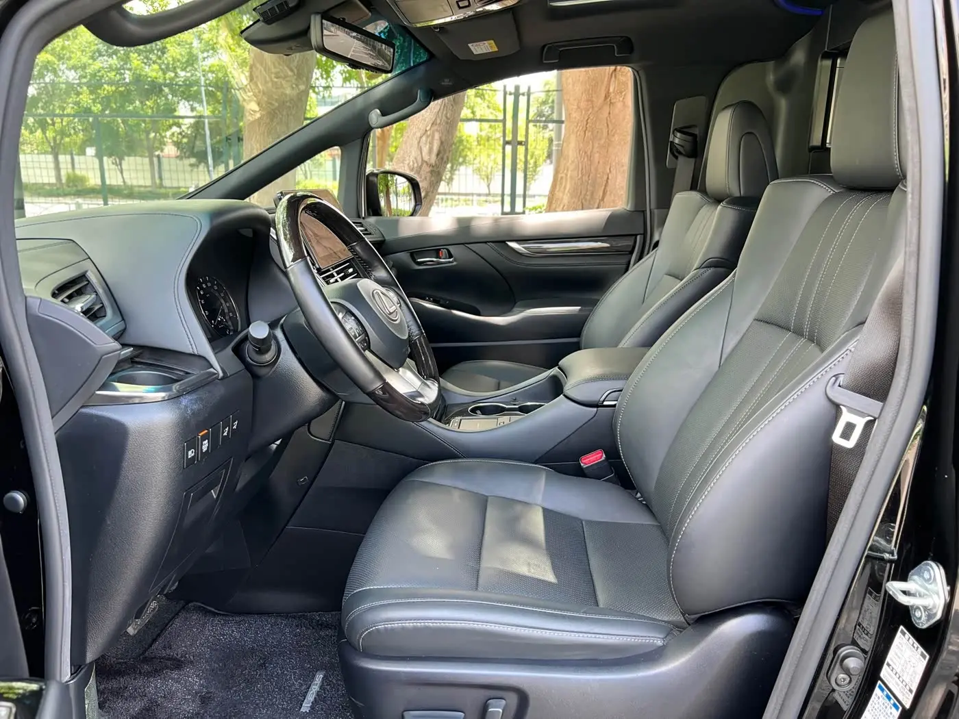 Lexus LM 2020 — Photo 10/20