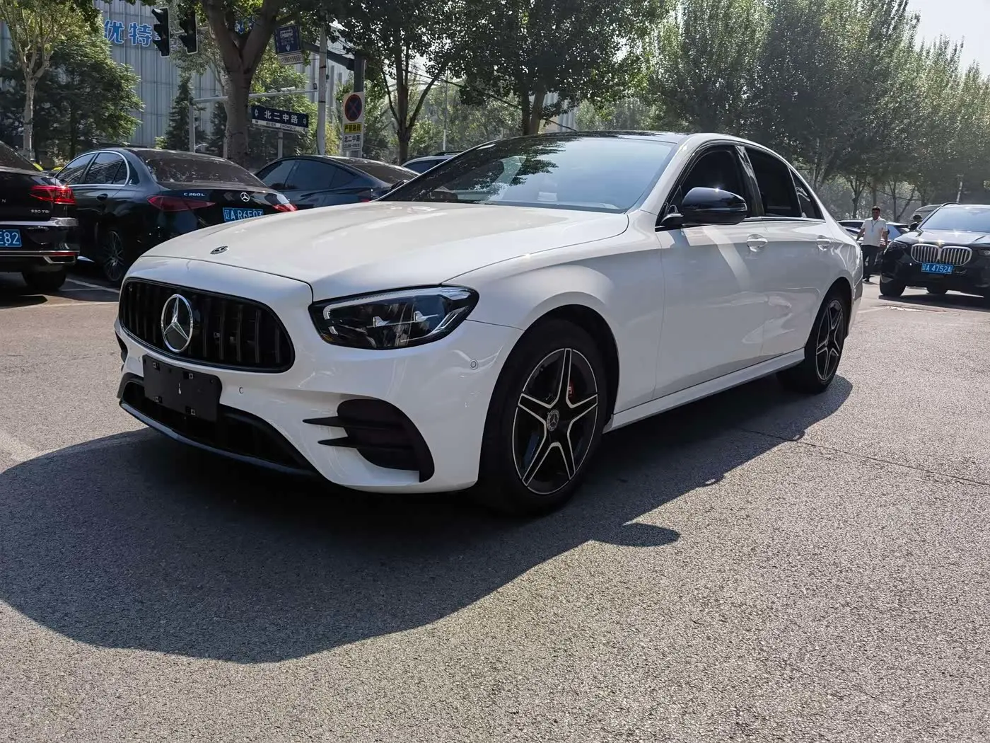 Mercedes-Benz E-Class 2022 — Photo 1/18
