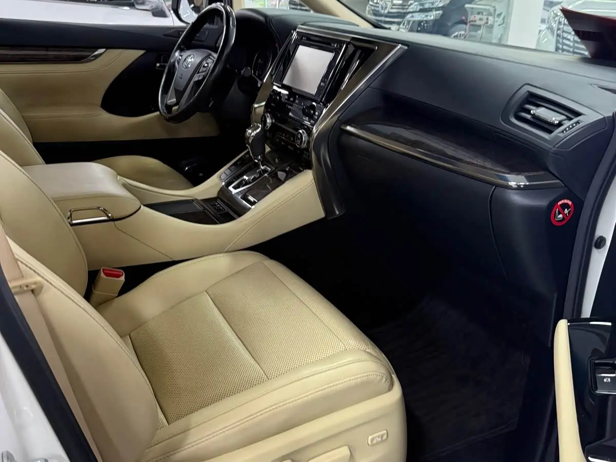 Toyota Alphard 2019 — Photo 7/9