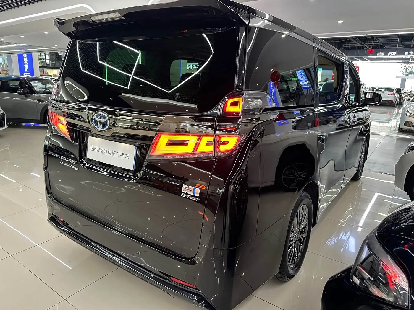 Toyota Vellfire 2023 — Фото 10/10