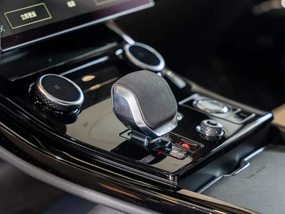 Land Rover Range Rover Sport PHEV 2024 — Фото 15/18