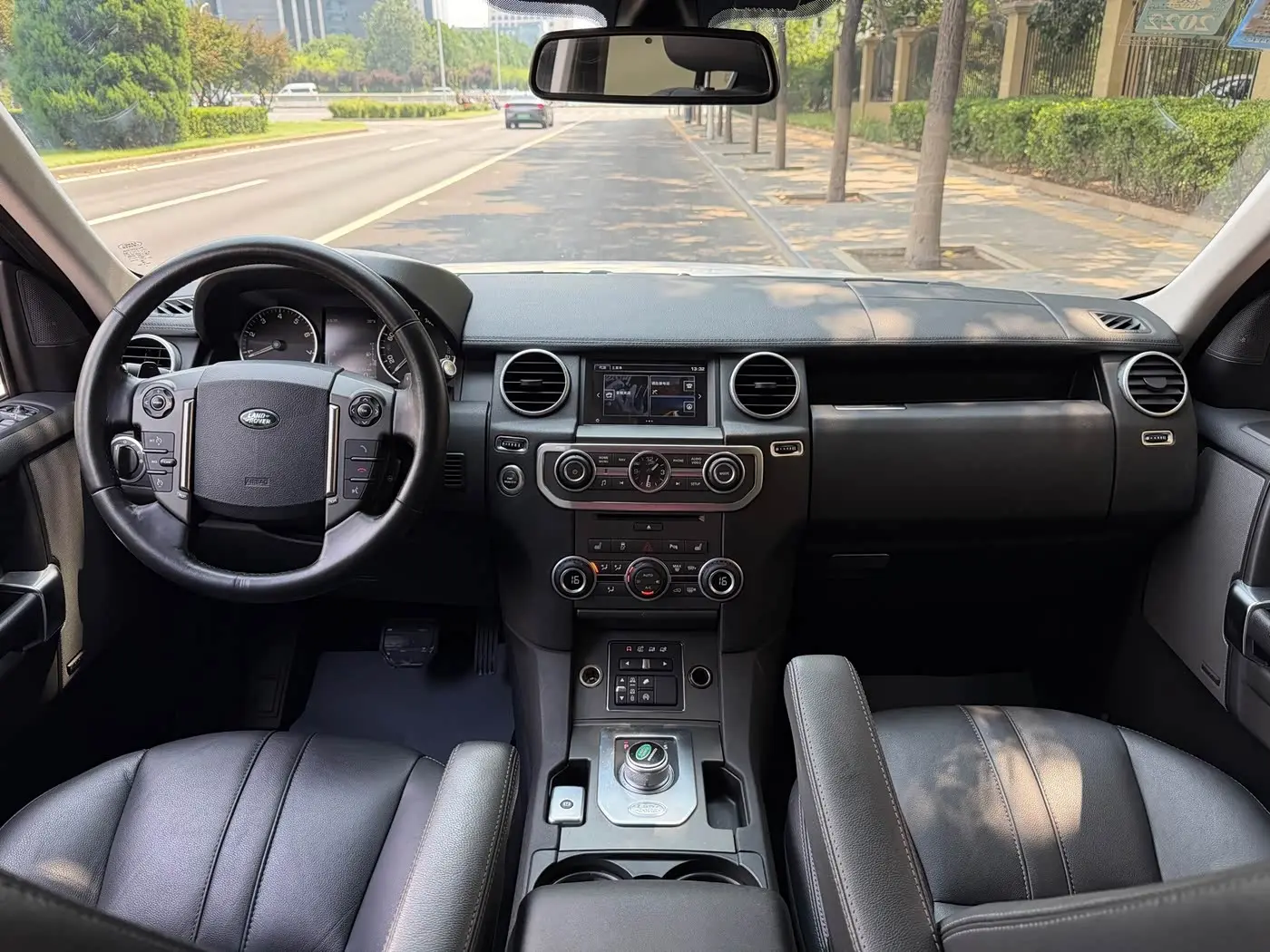 Land Rover Discovery 2016 — Photo 6/14