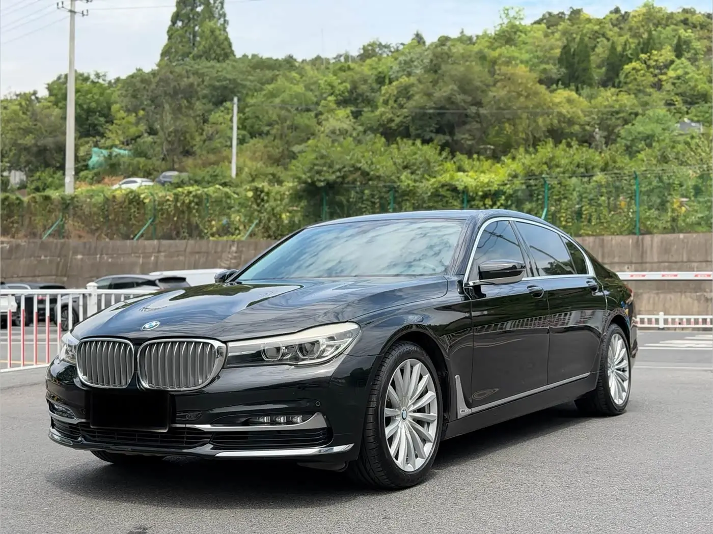 BMW 7 Series 2018 — Photo 1/16
