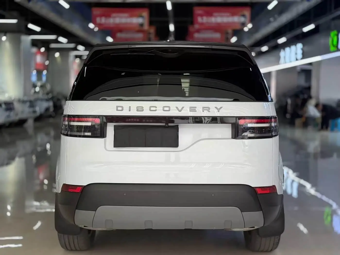 Land Rover Discovery 2017 — Фото 7/9