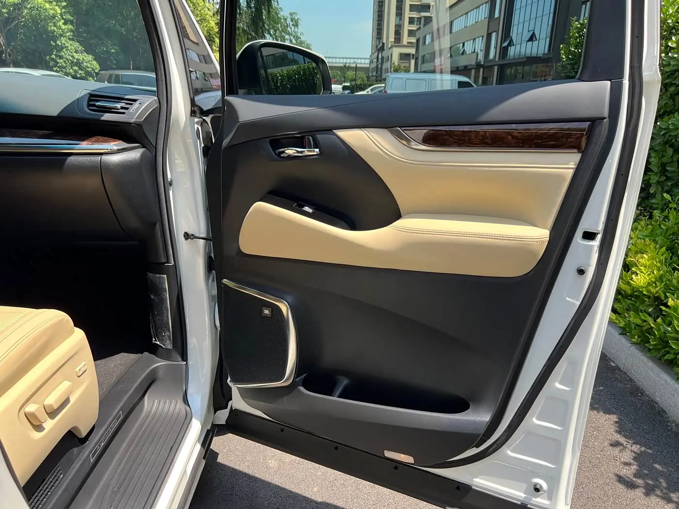 Toyota Alphard 2021 — Photo 10/15
