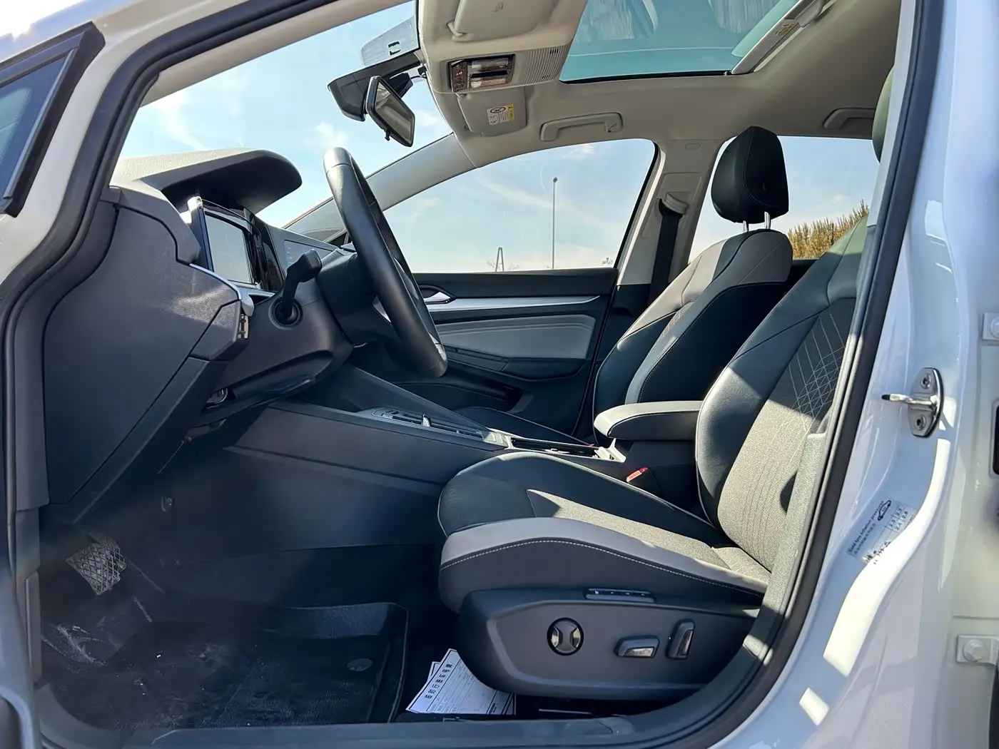 Volkswagen Golf 2023 — Photo 10/20