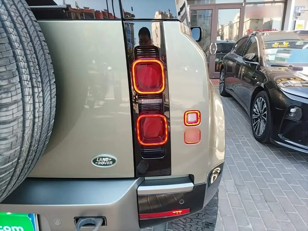 Land Rover Defender 2023 — Photo 8/20