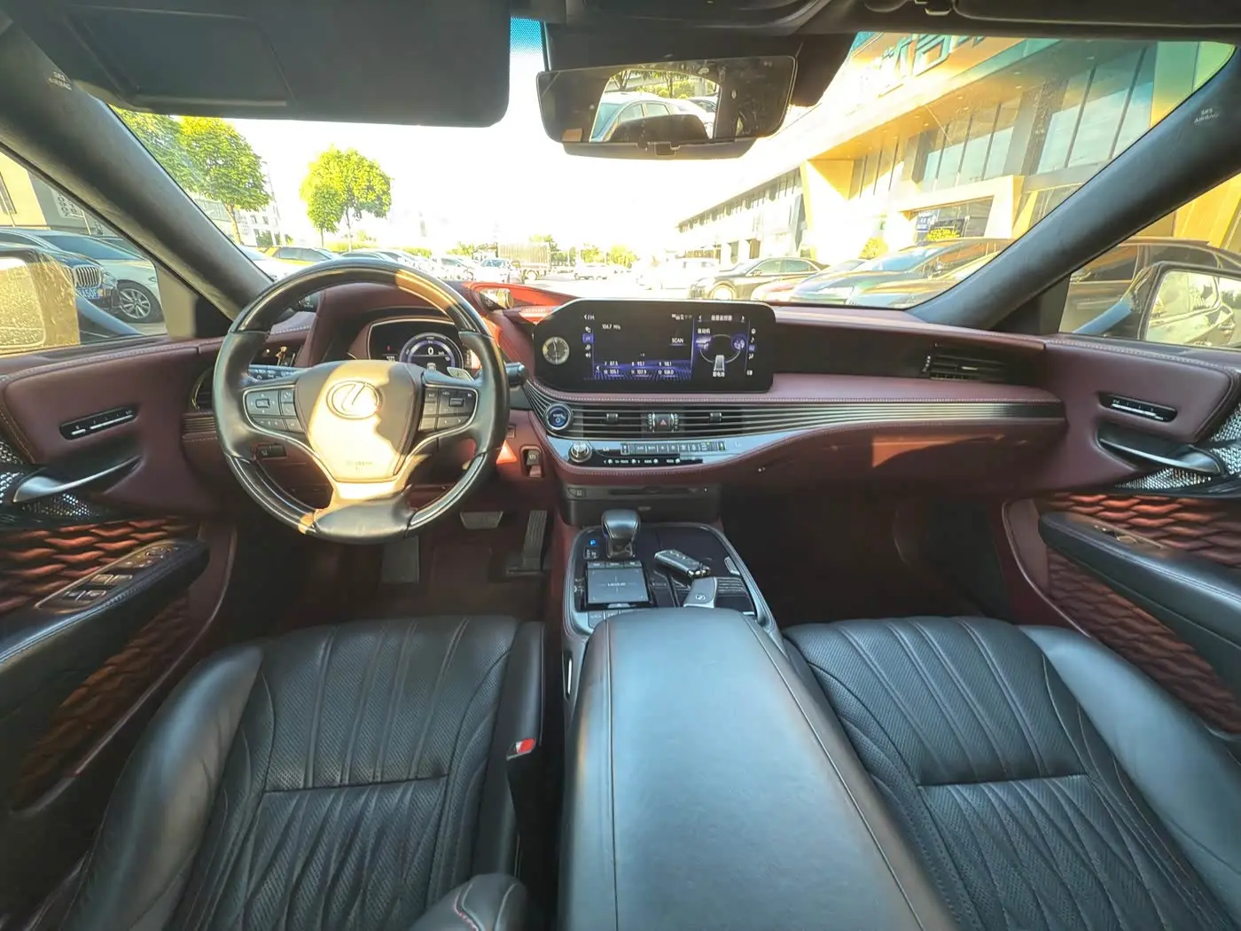 Lexus LS 2021 — Photo 5/10