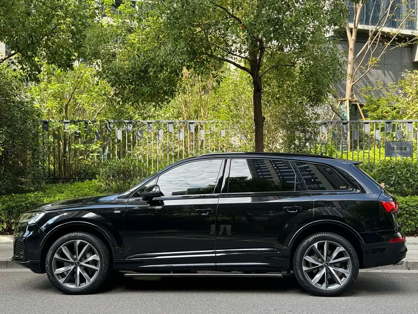 Audi Q7 2021 — Photo 3/20