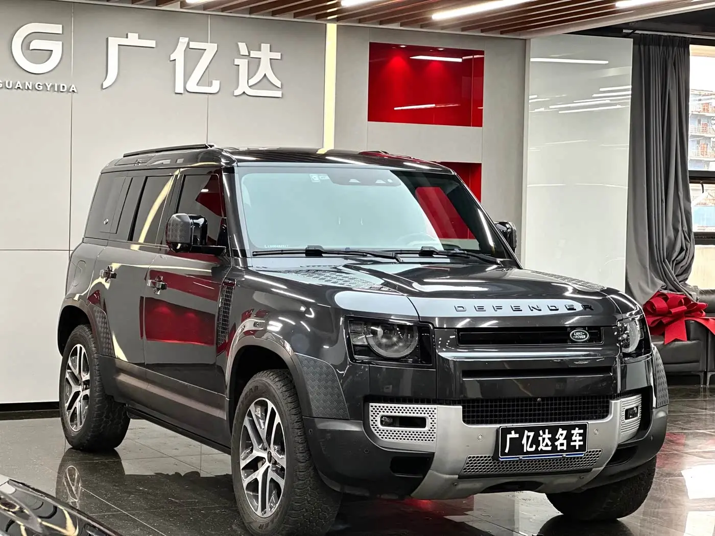 Land Rover Defender 2023 — Фото 3/18
