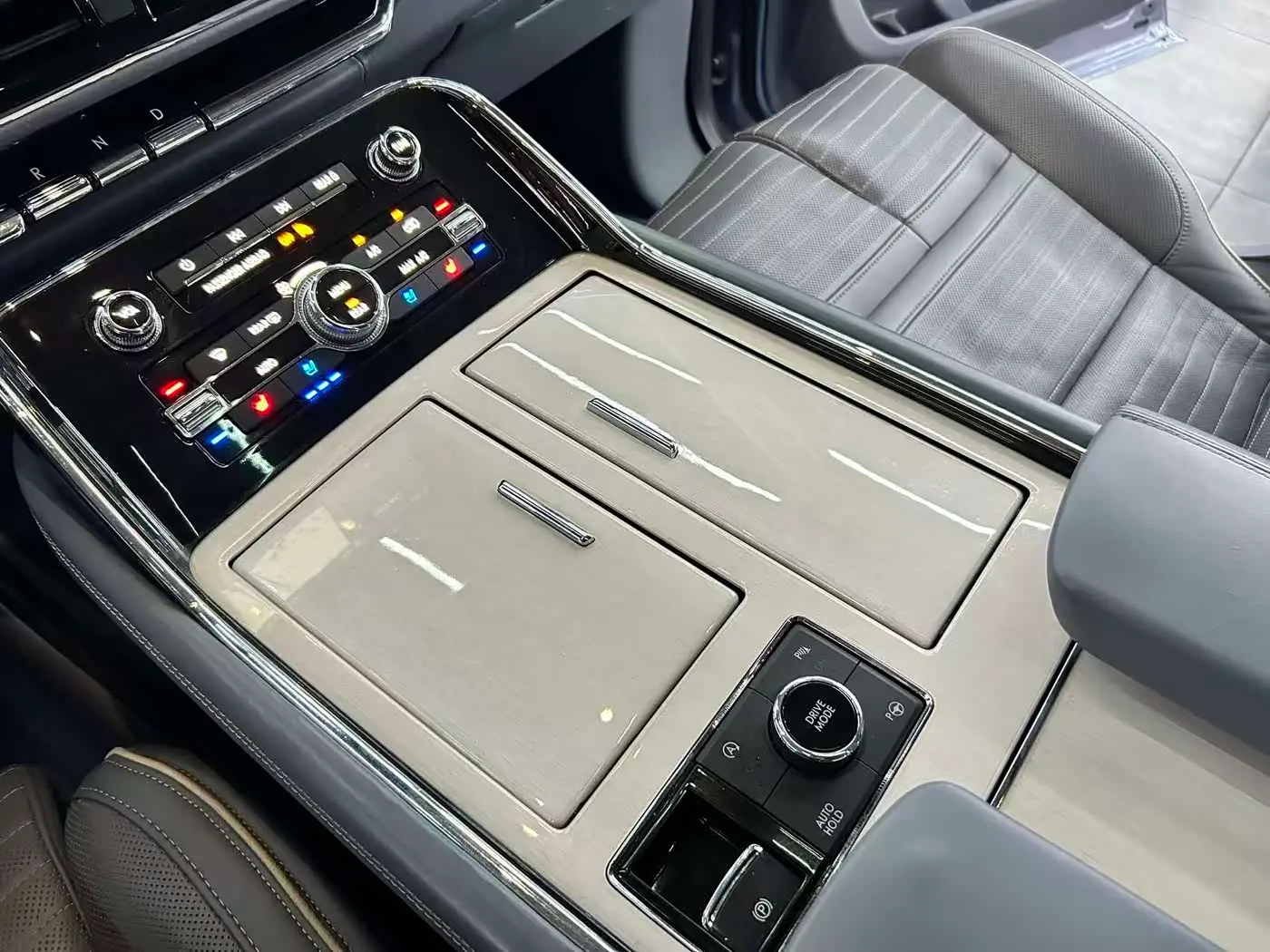 Lincoln Navigator 2018 — Şəkil 8/19
