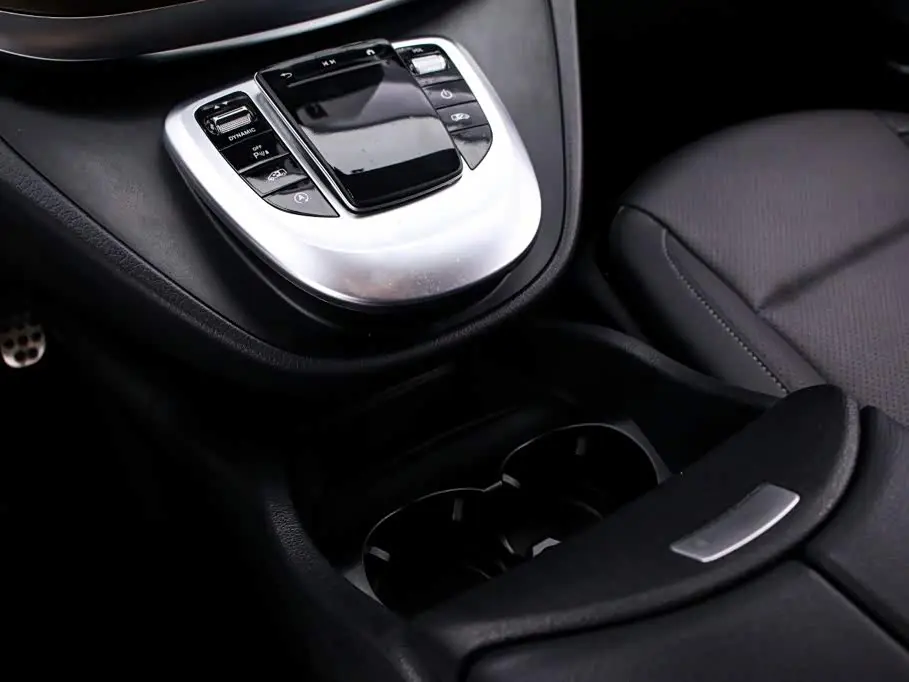 Mercedes-Benz V-Class 2021 — Photo 9/19