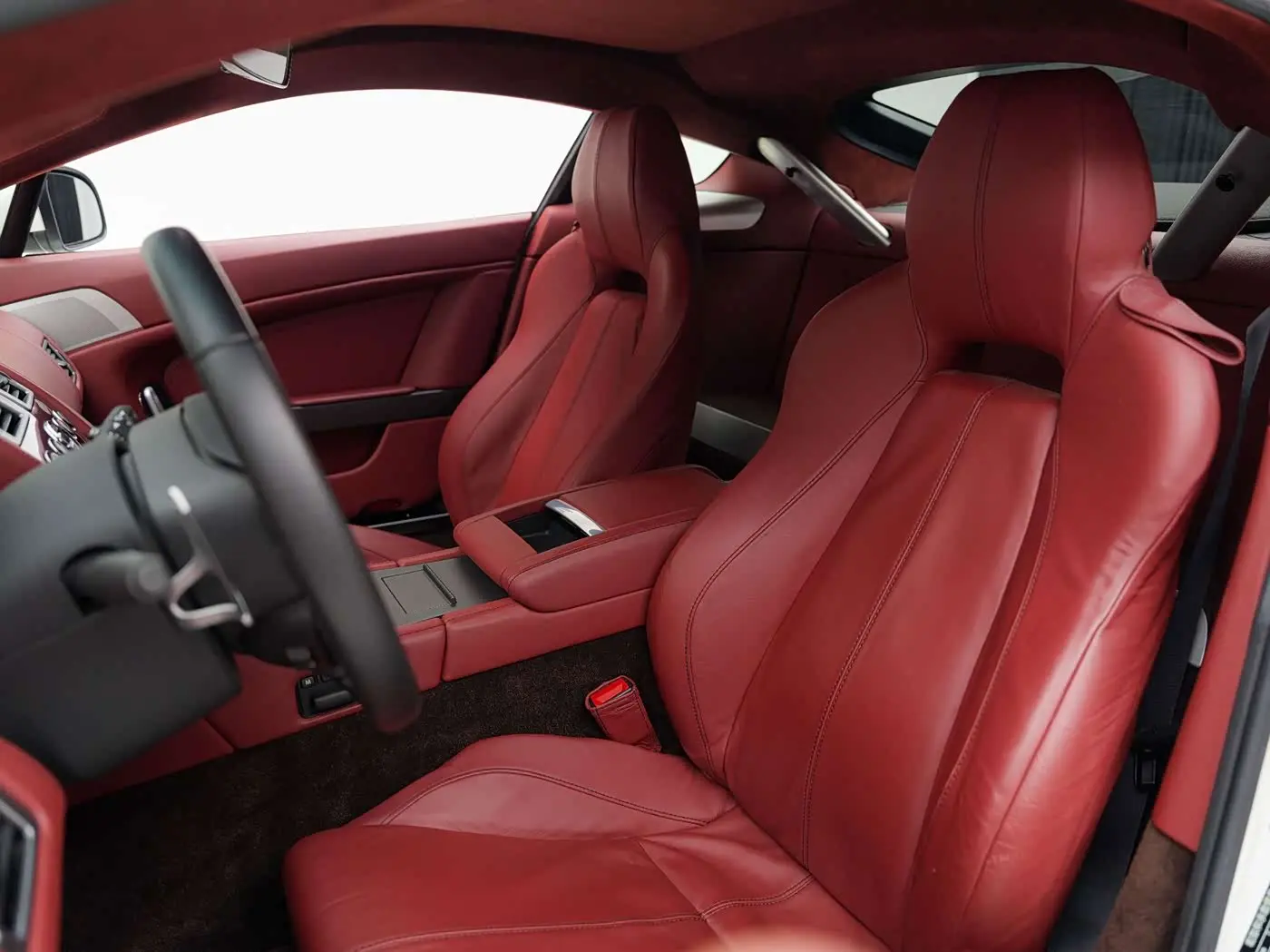 Aston Martin V8 Vantage 2012 — Фото 11/17